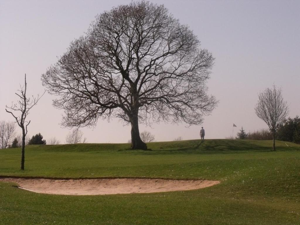 St Mary'S Hotel Golf & Country Club Pencoed Esterno foto